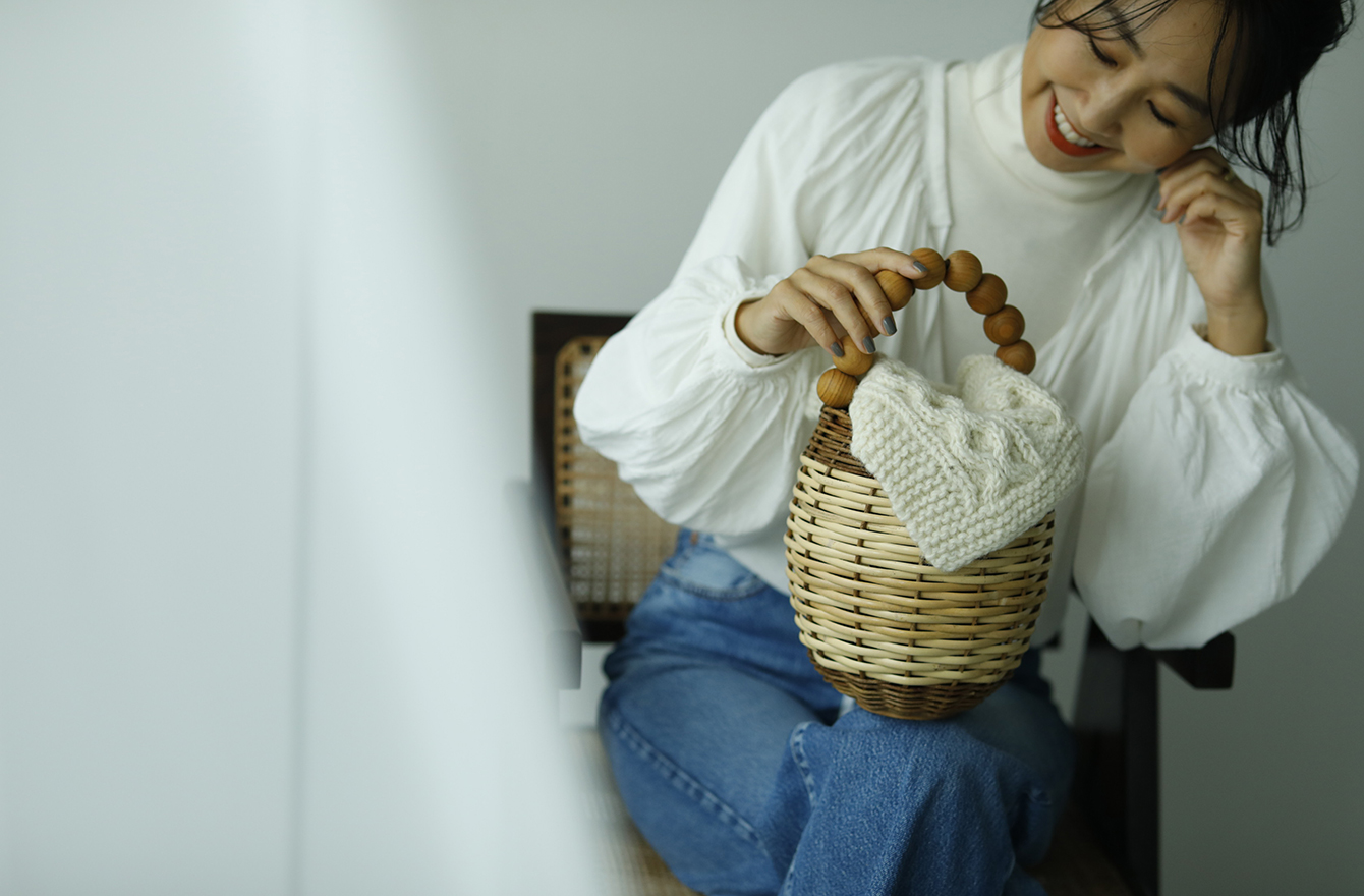 冬に「かごバッグ」は持っていい？どうコーディネートするのが