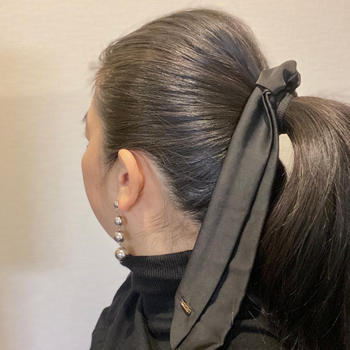 ひとつ結びに加えるだけ！手間なくおしゃれに見える「ヘアアクセサリー