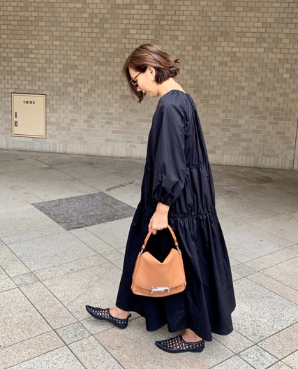 ダイソーのエコバッグにエルメスの財布。スタイリスト斉藤美恵さん愛用の黒小物を一挙公開！