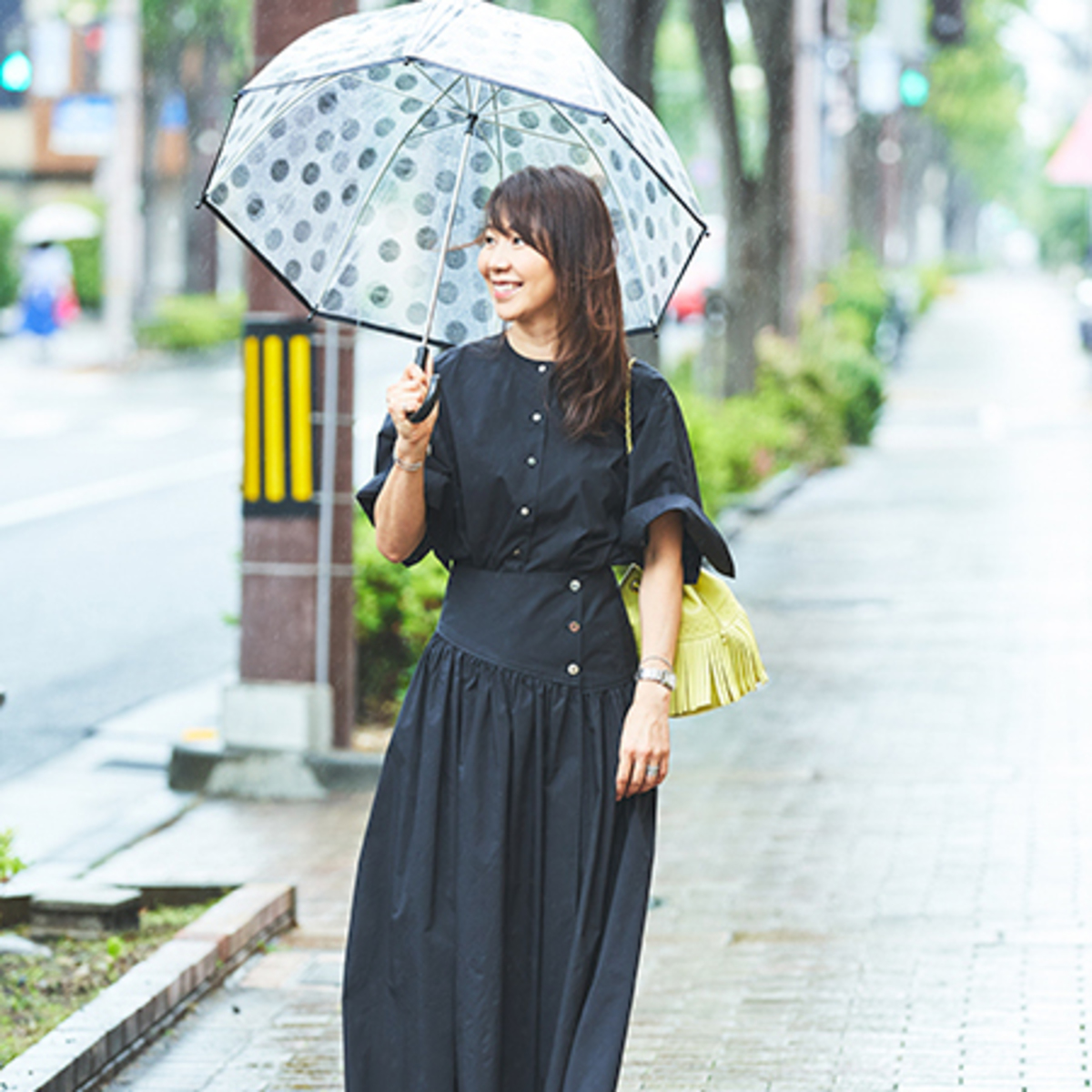 雨の日コーデ 大人の傘選び 顔が明るく映るが 透明傘 が人気 40代コーデ Br 今日なに着よう の Br おしゃれサンプル Mi Mollet ミモレ 明日の私へ 小さな一歩