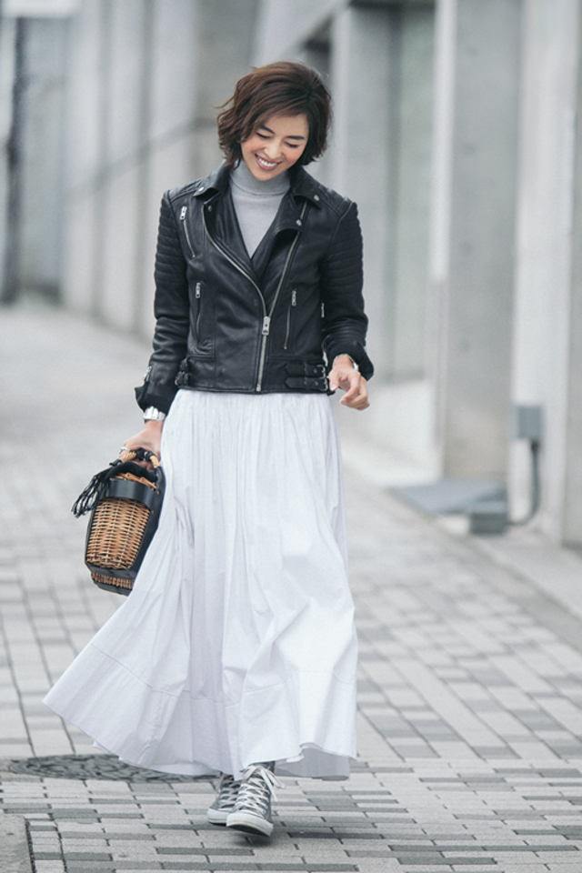 人気のファッショントレンド 元のフレア スカート 白 スカート コーデ 冬