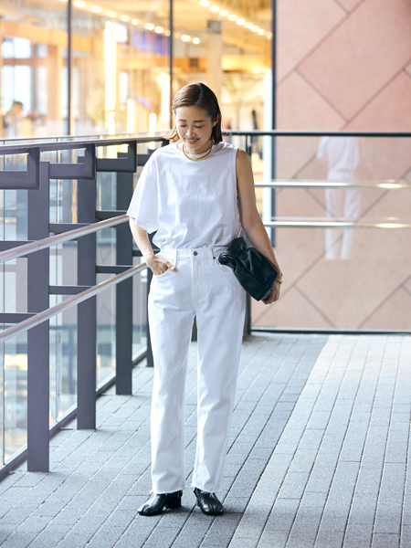 【スナップ】「Tシャツ×デニム」のクリーンな白コーデ。黒小物を効かせてモードな雰囲気にスライダー1_1