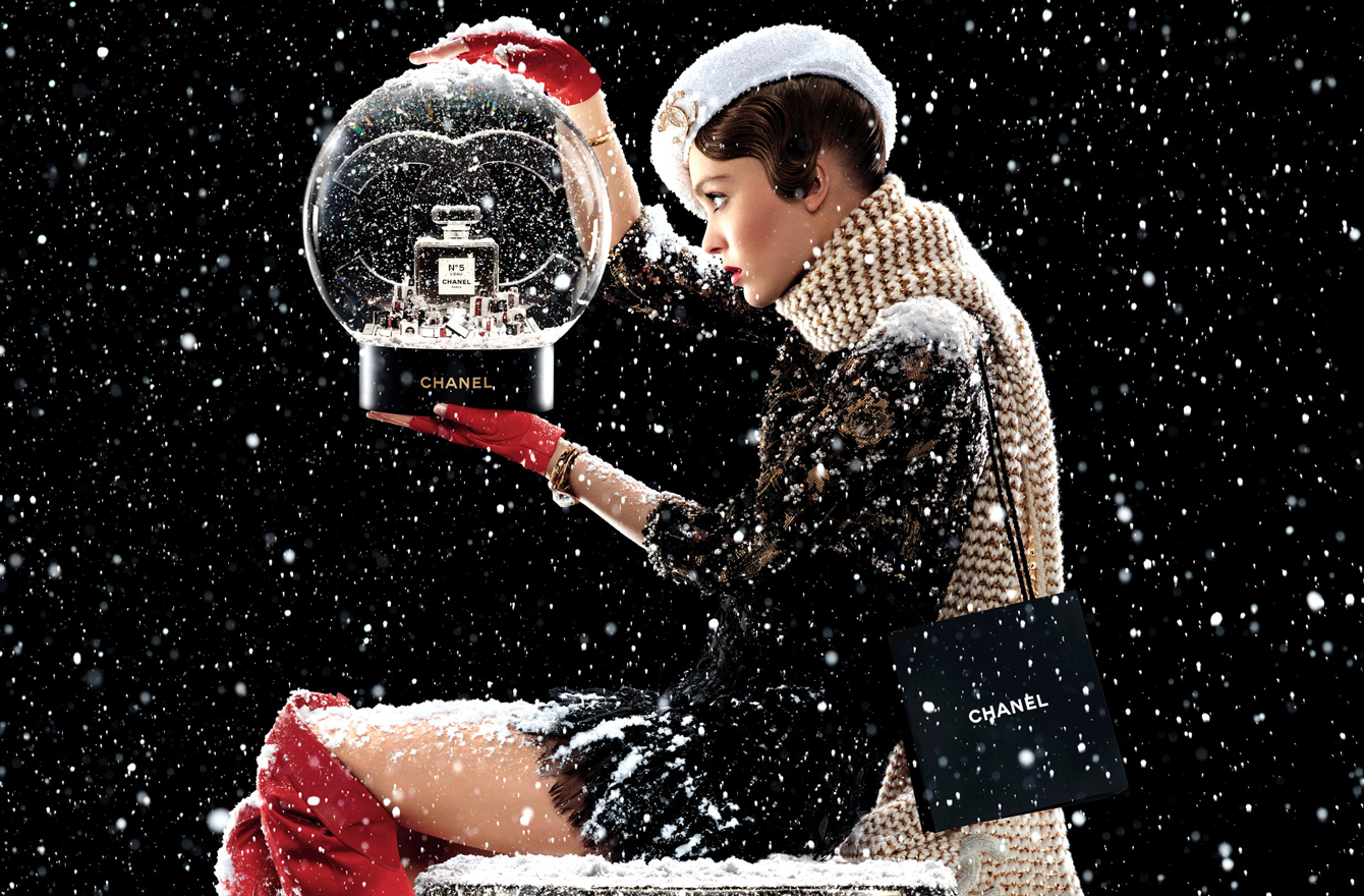 シャネル　CHAHEL 雪ドーム　スノードーム クリスマスプレゼントへ繊細に舞い散る雪が幻想的
