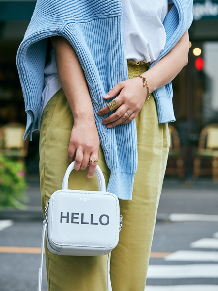 【スナップ】きれい色の着こなしに欠かせない白バッグは話題のブランドでスライダー1_2