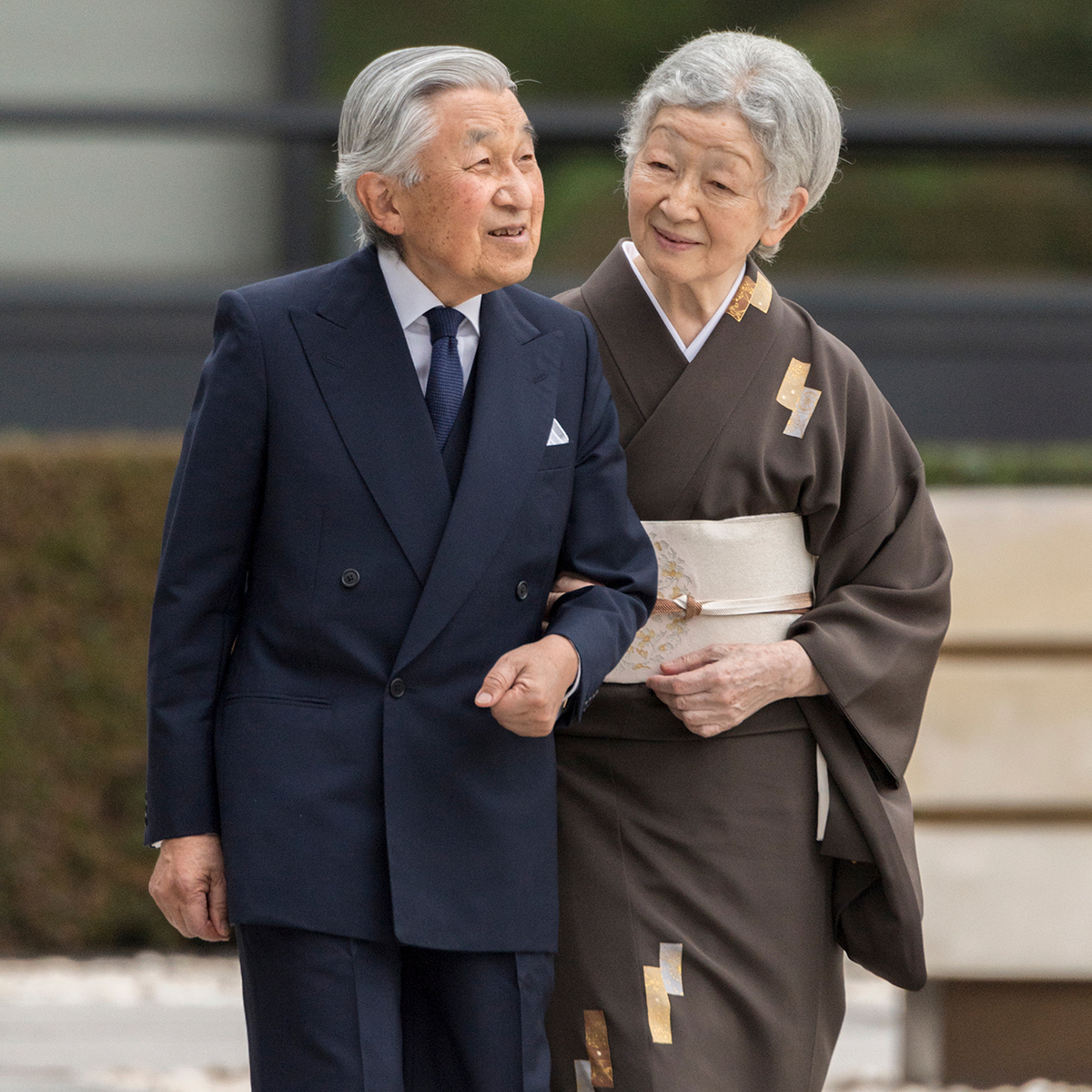 陛下と美智子さまが自ら準備する葬儀とお墓「400年ぶりの火葬で国民に