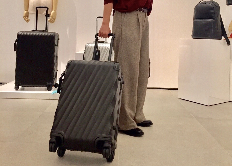 驚くほどスムーズに動くTUMIのスーツケースが欲しい！ byバタやん | ミモレ編集部のリレー連載 これ、買ってもいいかな？ | mi